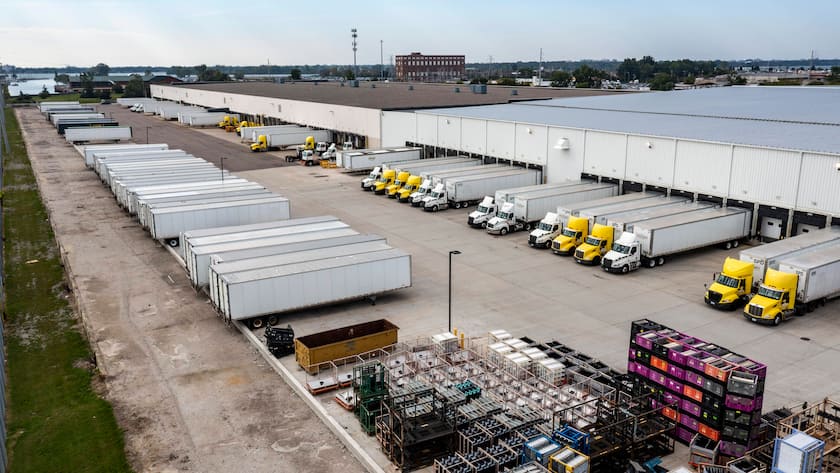 Ein Lagerhaus für ein nahe gelegenes Stellantis Jeep Montagewerk, Detroit, USA (2023).