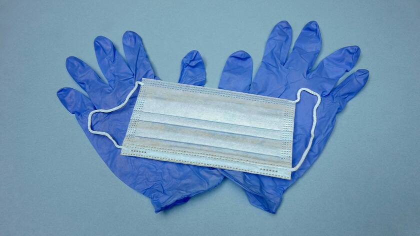 Gummihandschuhe und Atemschutzmaske.