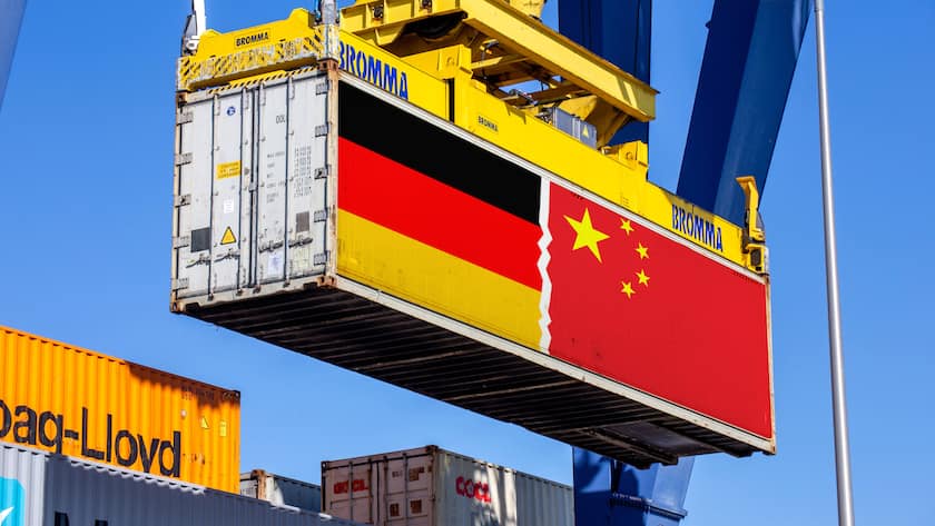 Auf einem Seecontainer sind die Flaggen von Deutschland und China angebracht (Symbolbild).