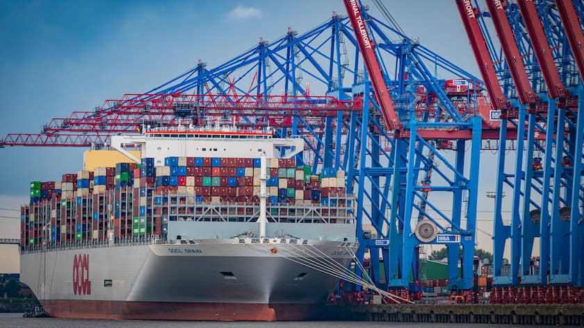 Ein Containerschiff im Hamburger Hafen (2023).