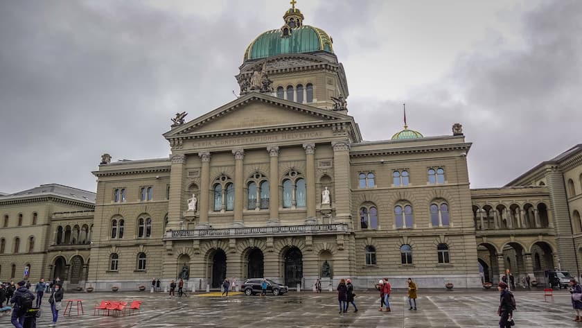 Bundeshaus und Bundesplatz in Bern (2023).