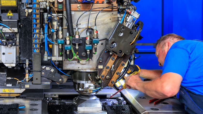Ein Maschinenbauer bei der Arbeit.