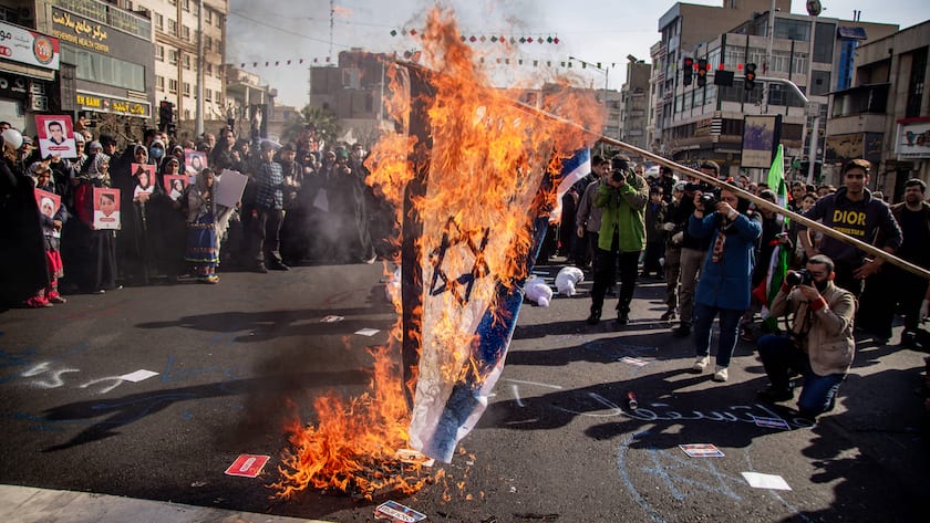 Iraner verbrennen die israelische Flagge (11. Februar 2024)