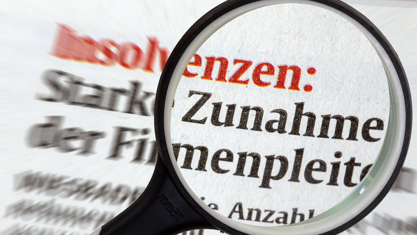 Nahaufnahme einer Zeitungsüberschrift zu Insolvenzen in Deutschland.
