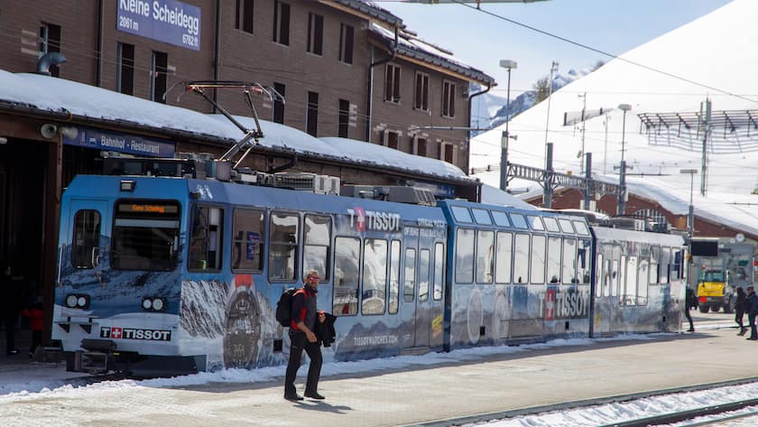 Die Wengernalpbahn am Bahnhof Kleine Scheidegg in Grindelwald.