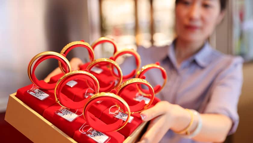 Goldschmuck in einem Juwelierladen in Lianyungang, China.