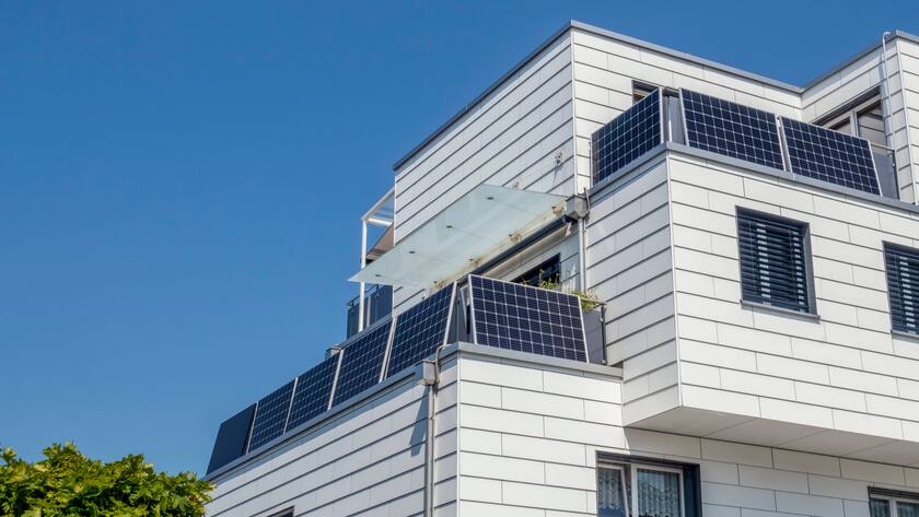 Wohnungen in Gommiswald SG, bestückt mit Solarpanels.