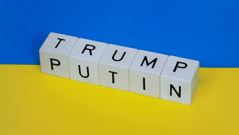 Flagge der Ukraine mit Schriftzügen Putin und Trump (Februar 2025).