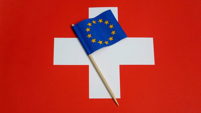 EU-Fähnchen auf einer Schweizer Fahne (2018).