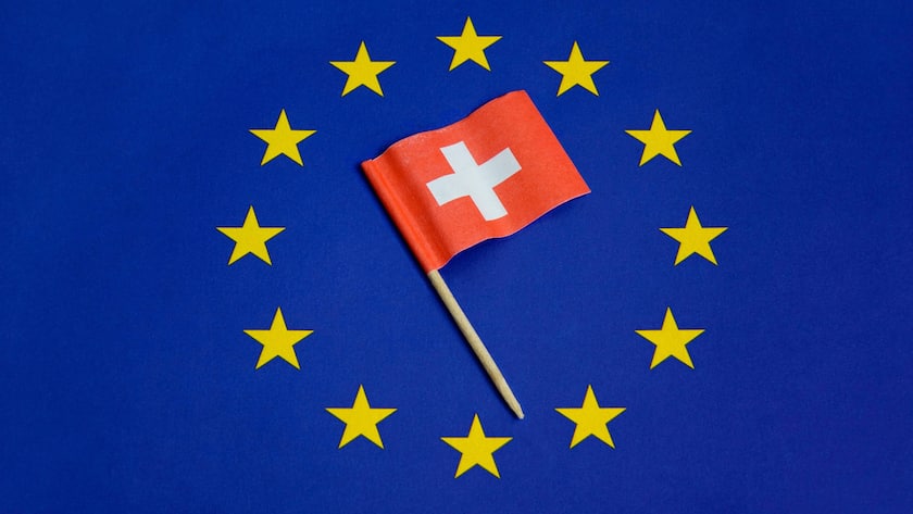 Schweizer Fähnchen auf einer Fläche mit dem Logo der EU (2018)