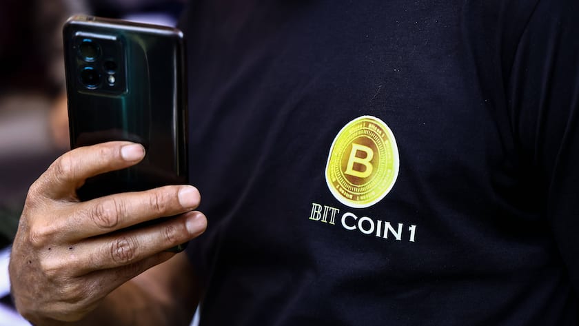 Ein Mann trägt ein T-Shirt mit dem Logo und der Aufschrift Bitcoin, Sopore, Indien (2023).