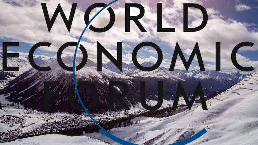 Logo des World Economic Forum vor dem winterlichen Davos.