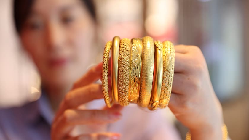 Eine Mitarbeiterin präsentiert Goldschmuck in einem Geschäft in Lianyungang im Osten Chinas.