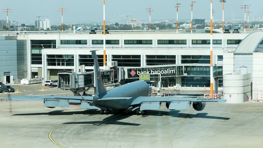 Ein US-Militärflugzeug beim Tanken am Flughafen Ben Gurion in Tel Aviv, Israel (März 2026).
