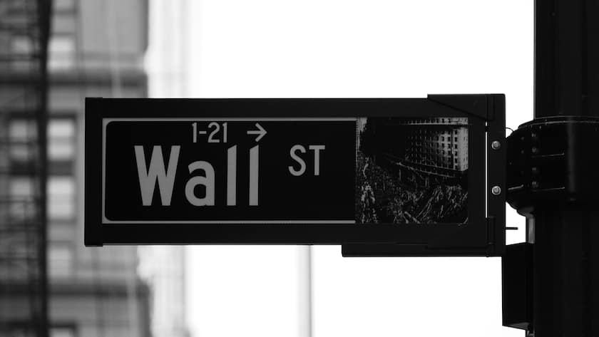 Strassenschild der Wall Street: Sitzt der New Yorker Börse.