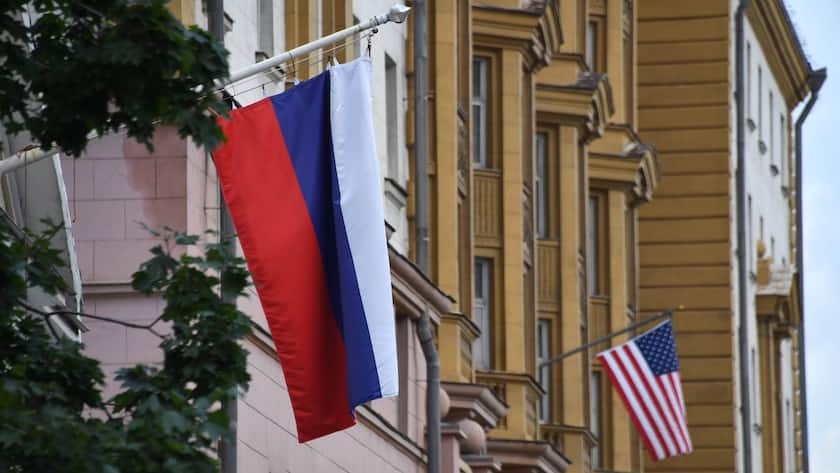 Die Flaggen Russlands und der USA hängen am Gebäude der US-Botschaft in Moskau.