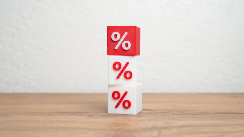 Saron-Hypothek, Festhypothek oder beides? So positionieren sich Immobilienbesitzer in der Nullzinsphase Turm aus Würfeln mit Prozentzeichen (2025).