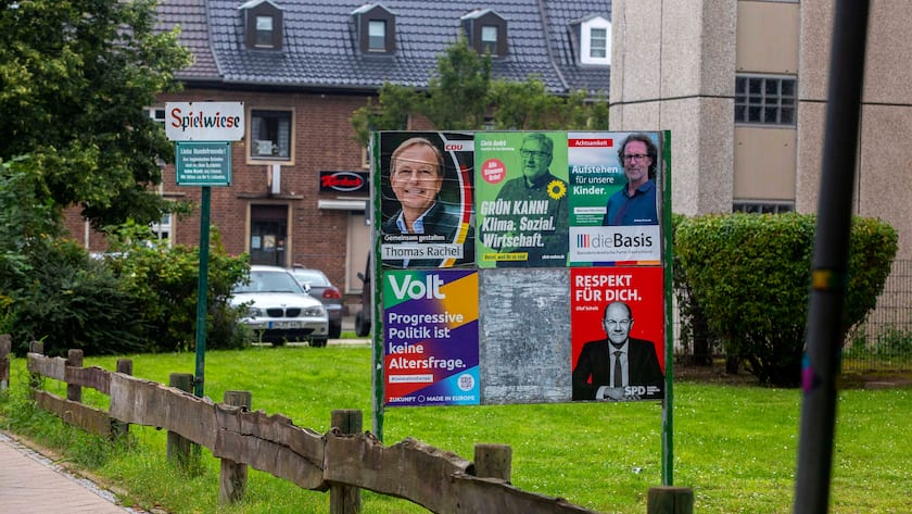 Wahlplakate verschiedener Parteien zur Bundestagswahl im September 2021 sind in Düren zu sehen.