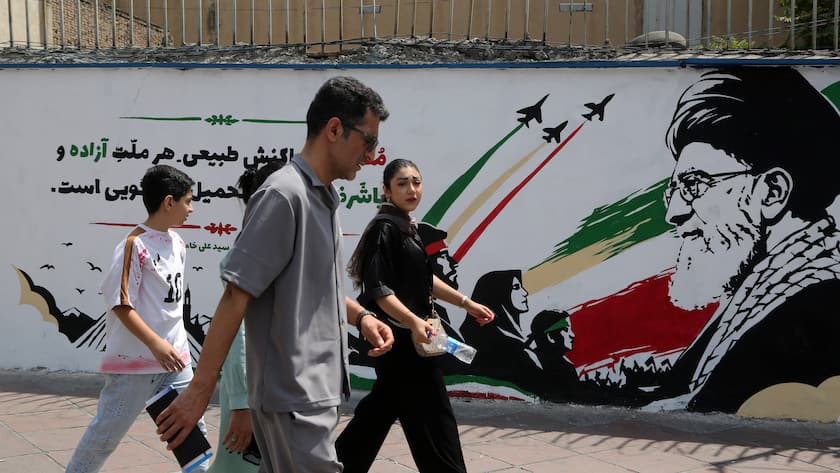 Fussgänger im Stadtzentrum der iranischen Hauptstadt Teheran.
