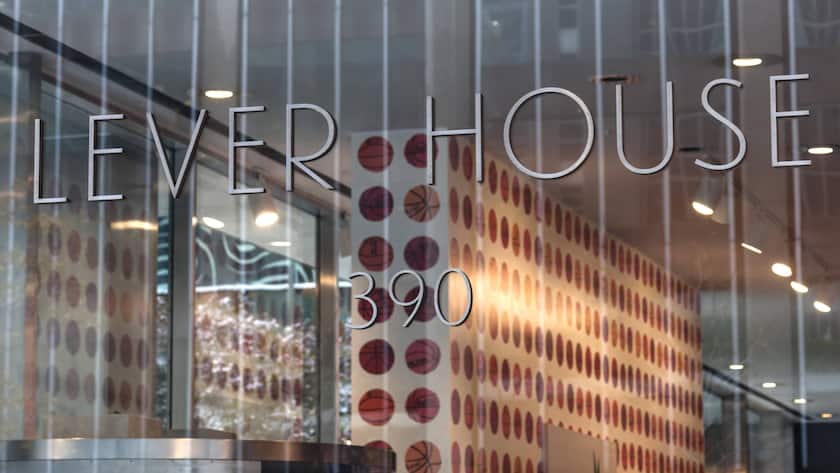 Relief Therapeutics gibt einen seiner Firmensitze im Geschäftsgebäude Lever House an der Park Avenue Nr 390 in New York an.