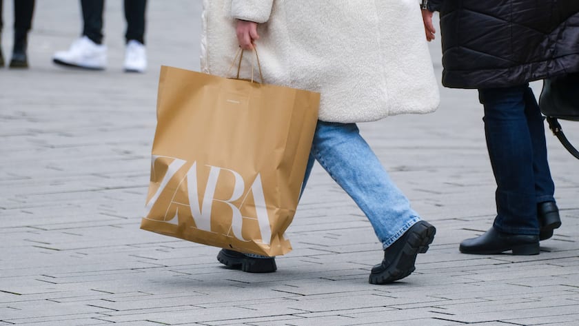 Zara-Einkaufstasche in Düsseldorf, Deutschland (22. Februar 2024)