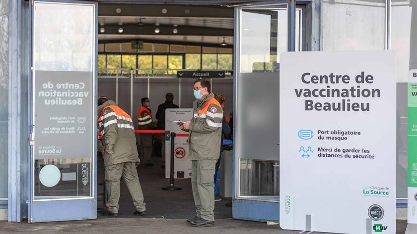 Helfer vor dem Corona Impfzentrum im Kongresszentrum Beaulieu in Lausanne.