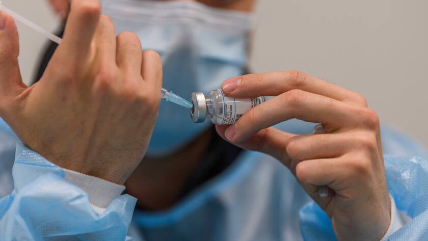 Eine Ärztin im Impfzentrum Lausanne bei der Vorbereitung einer Corona-Impfung mit dem Moderna-Vakzin.