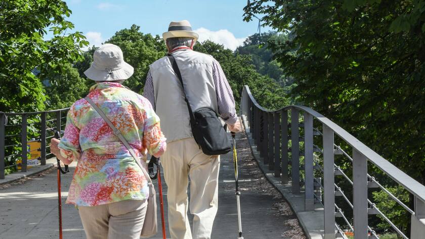Zwei Senioren beim Sonntagspaziergang.