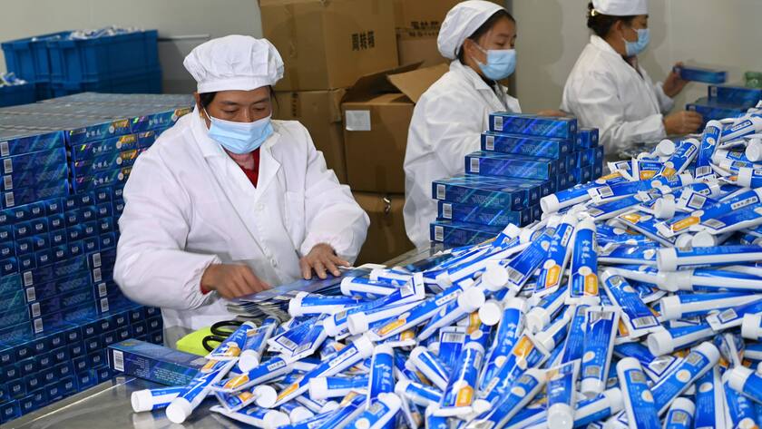Arbeiterinnen verpacken Zahnpasta in einer Fabrik in Suiyang im Südwesten von China.