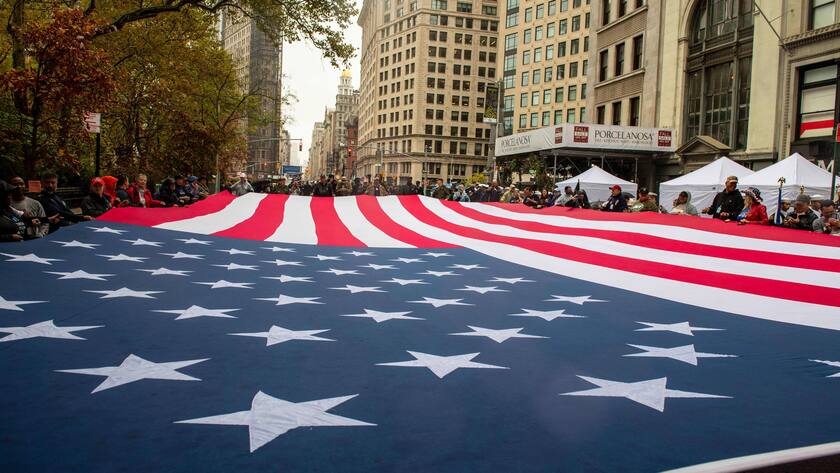 Grosse US-Flagge, ausgerollt in einer Strasse in New York anlässlich der Veterans Day Parade im November 2022.