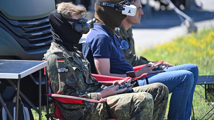 Drohnenpiloten der Bundeswehr steuern Drohnen.
