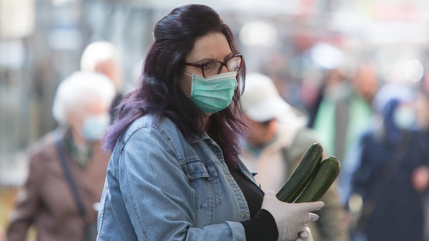 Maskenpflicht in Österreich: Eine Frau kauft auf einem Wiener Wochenendmarkt Gemüse ein.