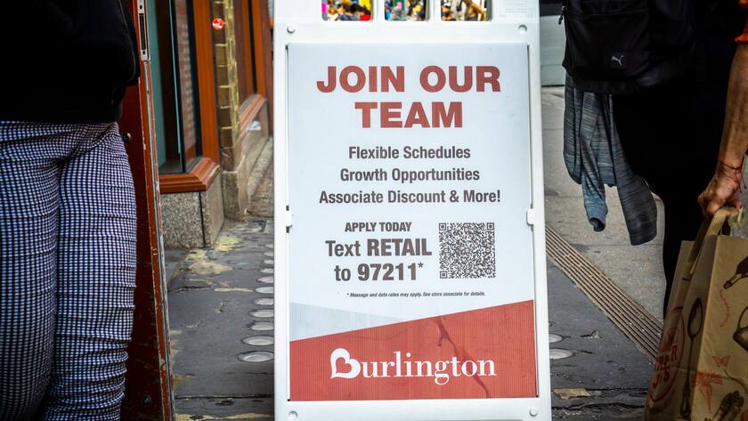 Job-Werbung vor einer Filiale von Burlington im New Yorker Stadtteil Chelsea.
