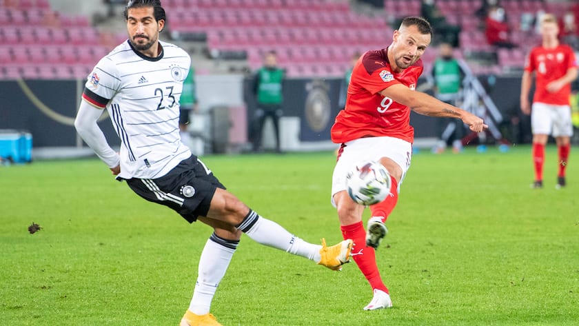 Nationalspieler Haris Seferovic (rechts) im Nations League Spiel gegen Deutschlands Emre Can.
