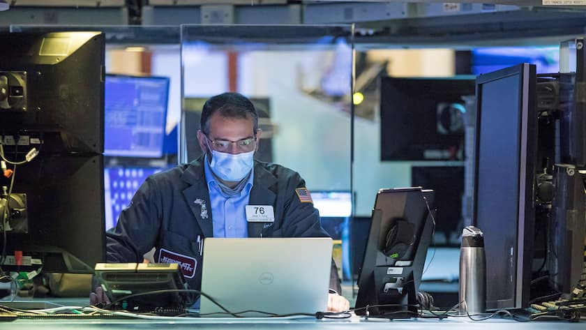 Händler mit Atemschutz an der New Yorker Börse am Tag der teilweisen Wiedereröffnung der Handelsräume am 26. Mai 2020.