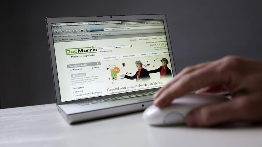 Firmenlogo der Online-Apotheke DocMorris auf dem Screen eines Computers.