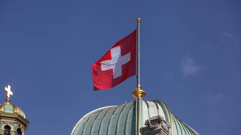 Schweizer Flagge auf dem Bundeshaus in Bern.