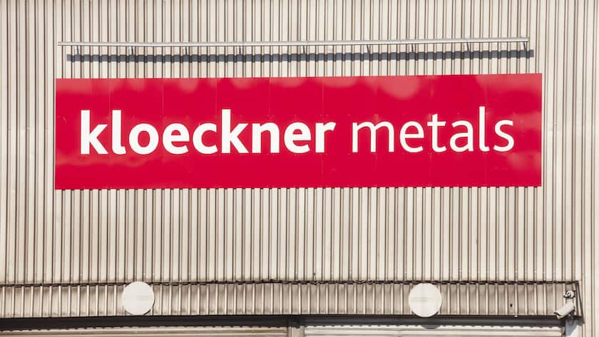 Logo des Stahlkonzerns Klöckner an einem Hafenschuppen (Bremen, 2024).