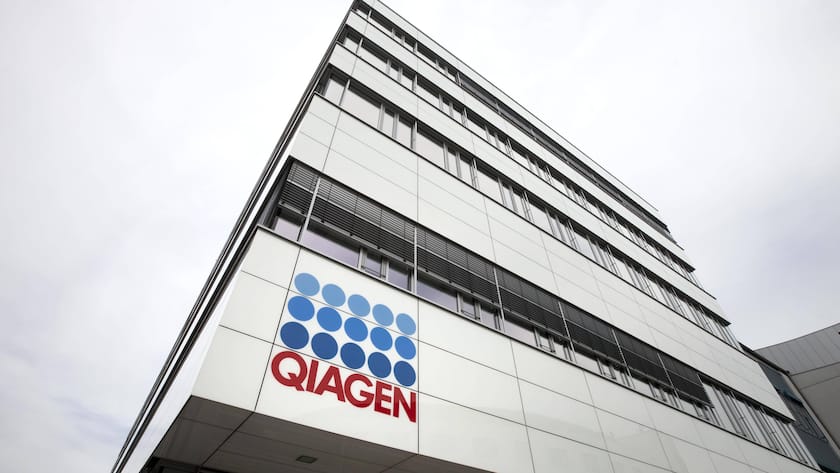 Das Logo von Qiagen an einem Firmengebäude.