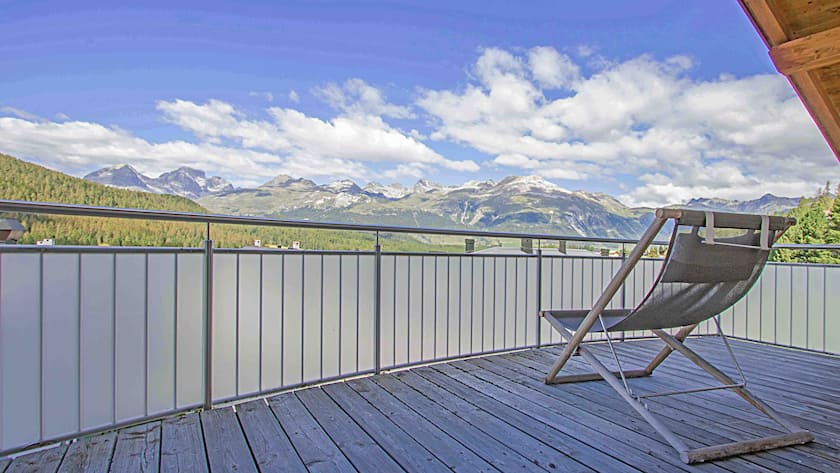 Terrasse einer teuren Eigentumswohnung in St. Moritz - der unverbaute Blick ist ein Riesenplus auf dem Immobilienmarkt.