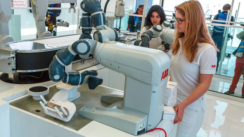 Anwendungen mit Robotertechnik von ABB, vorgestellt während einer Messe in Hannover, Deutschland.