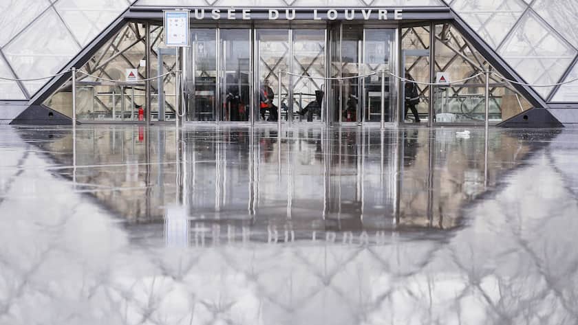 Eingang zum Louvre-Museum in Paris, Frankreich (2020).