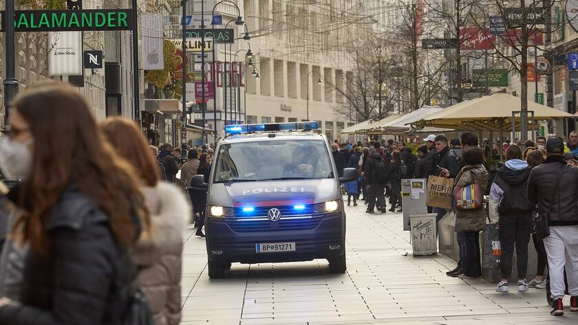 Österreicherinnen und Österreicher nutzen die letzte Chance, vor dem Lockdown noch Einkäufe zu tätigen.