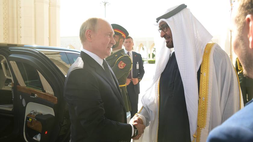 Der russische Präsident Vladimir Putin wird am 6. Dezember 2023 von Abdullah bin Zayed Al Nahyan, Präsident der Vereinigten Arabischen Emirate, in Abu Dhabi begrüsst.