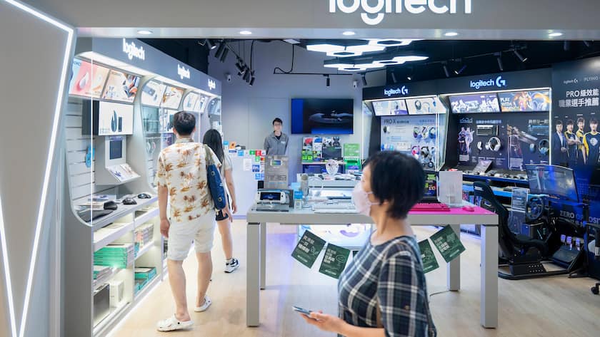 Kunden in einem Laden von Logitech in Hongkong.