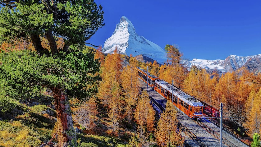 Gornergratbahn am Riffelberg mit Matterhorn im Hintergrund (2024).