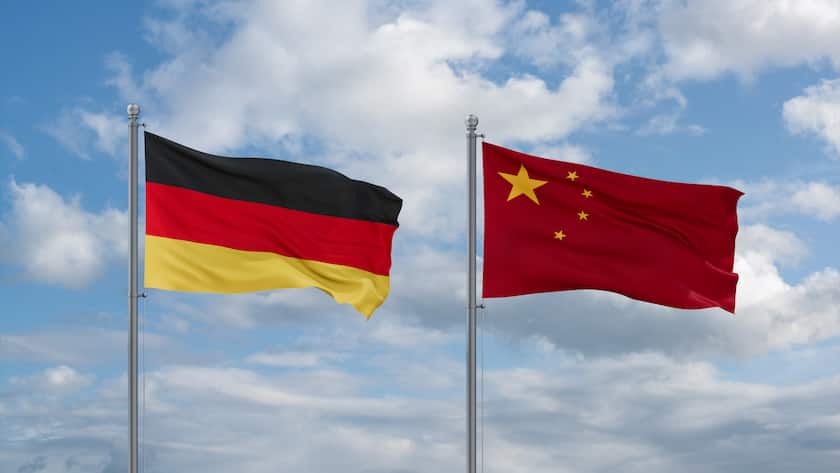 Die deutsche und chinesische Flagge wehen im Wind.