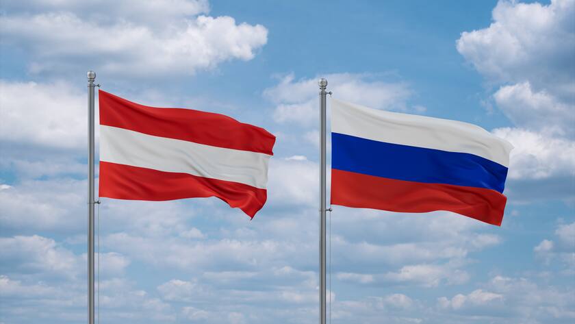 Die Flaggen von Österreich und Russland wehen im Wind.