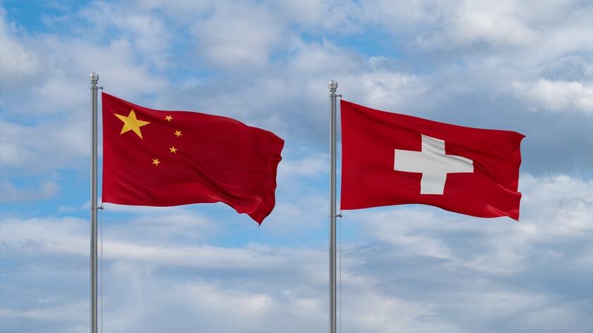 Die Flaggen von China und der Schweiz wehen im Wind (16. Oktober 2023).