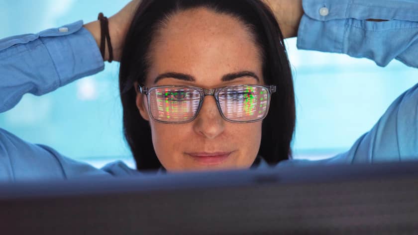 Marktteilnehmerin studiert Geschehen an den Finanzmärkten.